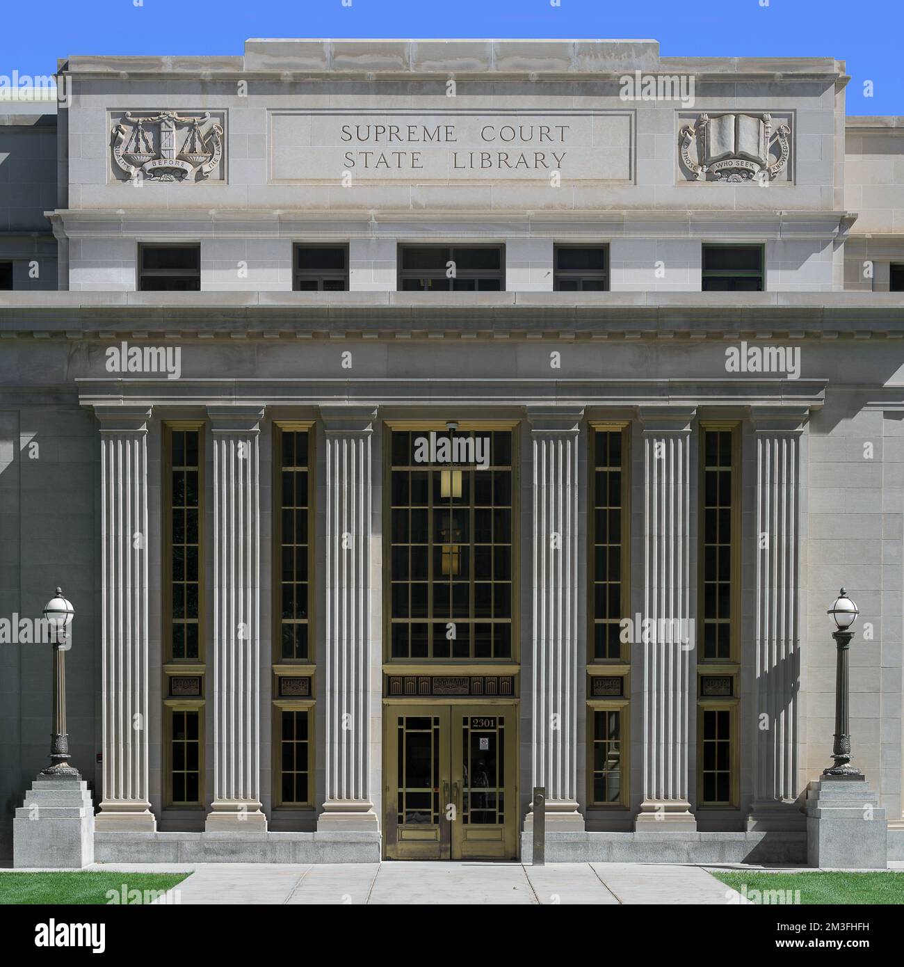 Außensäulen und Eingang zum historischen Wyoming Supreme Court in der Innenstadt von Cheyenne, Wyoming Stockfoto