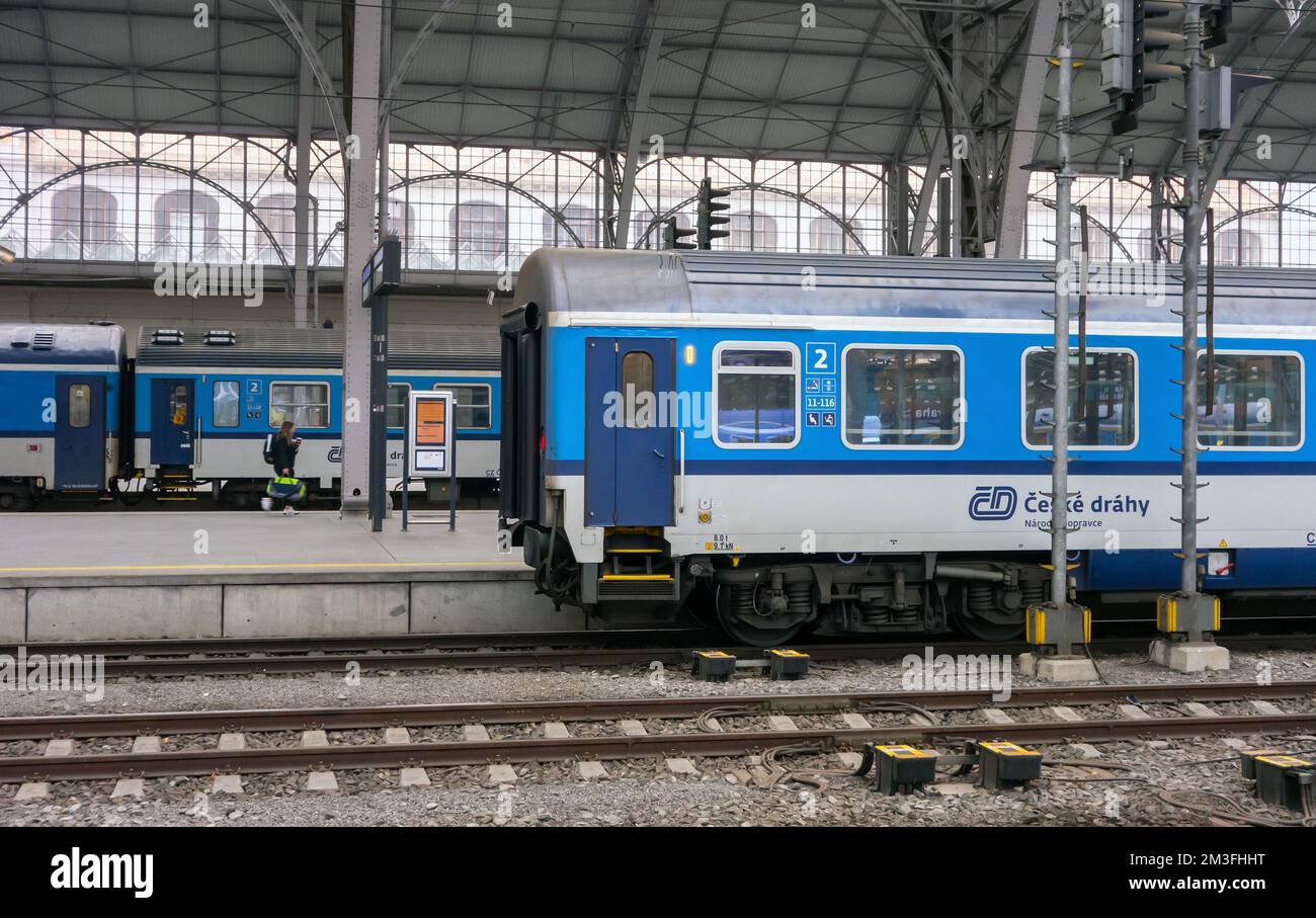 PRAG, TSCHECHISCHE REPUBLIK - 13. NOVEMBER 2022: Zug des Ceske Drahy (Czech Railways) Transportunternehmens im Praha Hlavni Nadrazi Hauptbahnhof Stockfoto