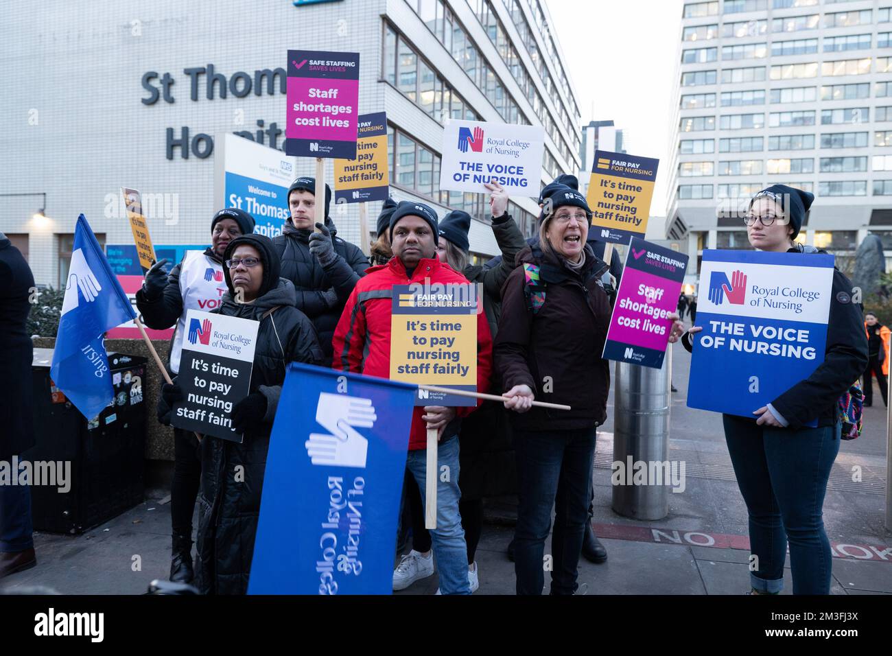 London, Großbritannien. 15.. Dezember 2022. Demonstranten halten während eines Streiks vor dem Eingang des St. Thomas Krankenhauses Plakate. NHS England begrüßt den größten Schwesternstreik der Geschichte. Mehr als 300000 Krankenpflegemitglieder des Royal College of Nursing Union (RCN) haben für Arbeitskampfmaßnahmen gestimmt, und 1/3 von ihnen werden heute und nächsten Dienstag am Streik teilnehmen, um Lohnerhöhungen und Arbeitsbedingungen zu streiten. (Foto: Hesther Ng/SOPA Images/Sipa USA) Guthaben: SIPA USA/Alamy Live News Stockfoto