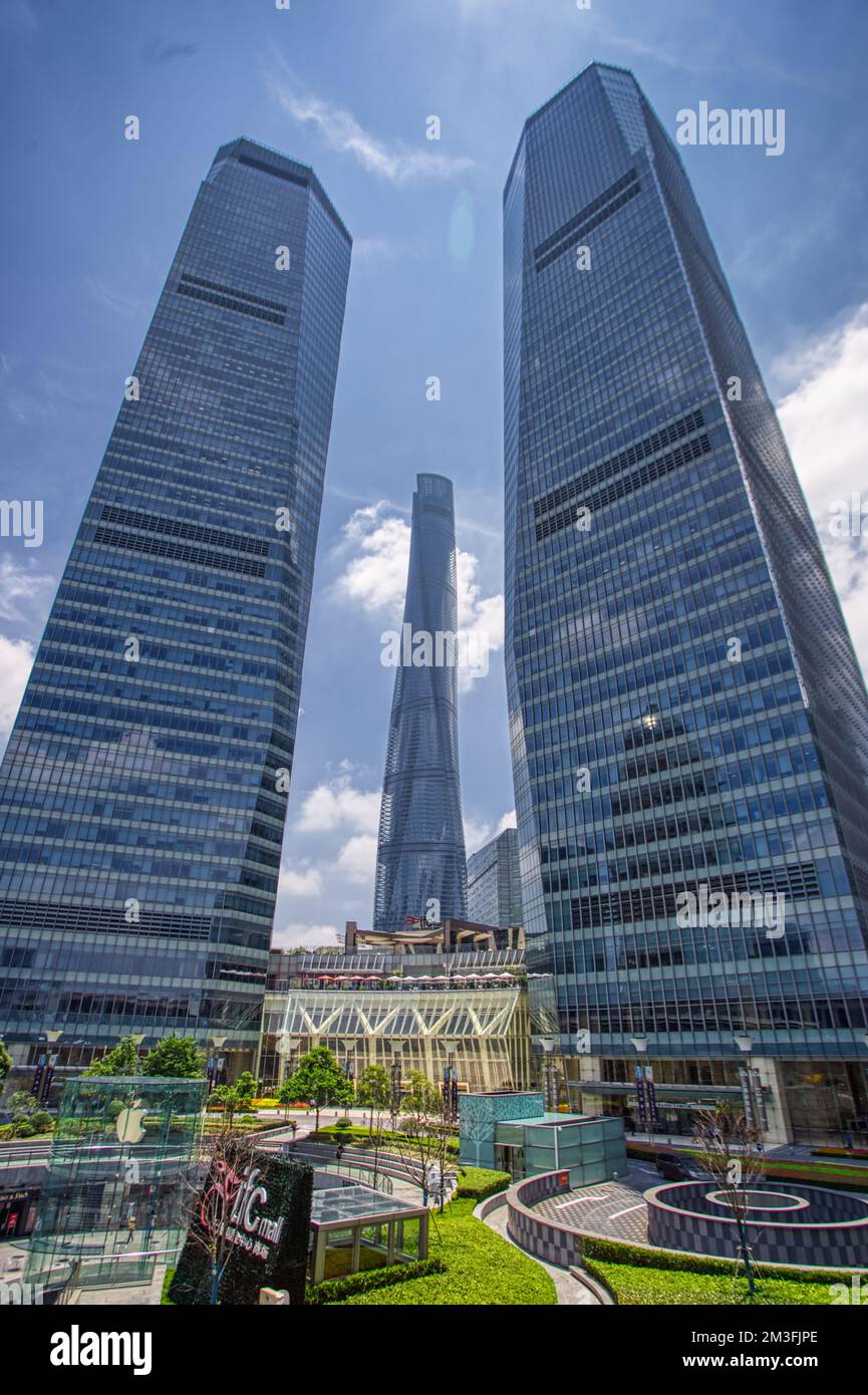 IFC Mall, Shanghai, China, im Sommer mit einem Weitwinkelobjektiv gegen blauen Himmel und Wolken Stockfoto