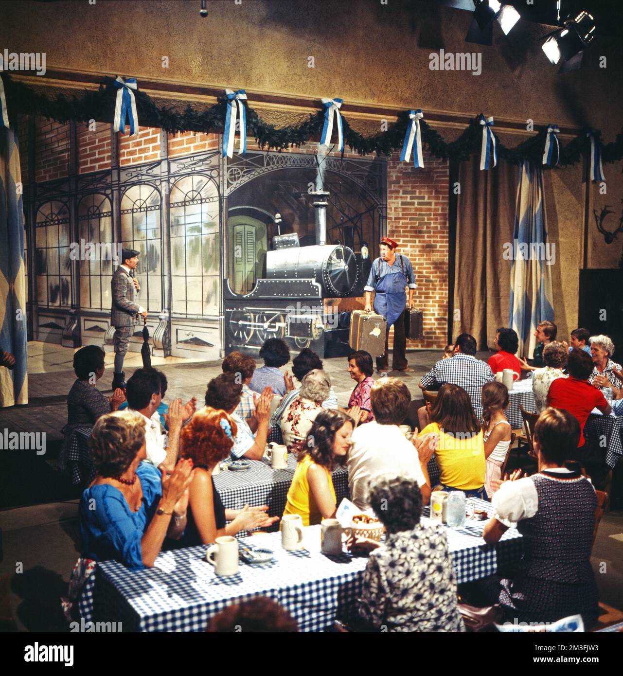 Mit Bayern lachen, Schmankerl Szenen und Musik, Fernsehshow, Deutschland 1978, Regie: W. F. Michael, Mitwirkende: Blick auf die Bühne mit Erich Kleiber, Karl Tischlinger als Dienstmann Stockfoto