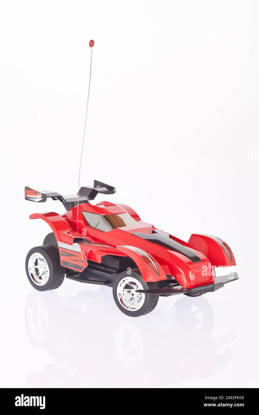 Rotes Spielzeugauto auf weißem Hintergrund. Stockfoto