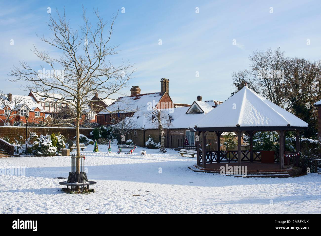 Market Square, Battle, East Sussex, Großbritannien, im Dezember 2022 unter Schnee, mit Blick auf das Battle Museum Stockfoto