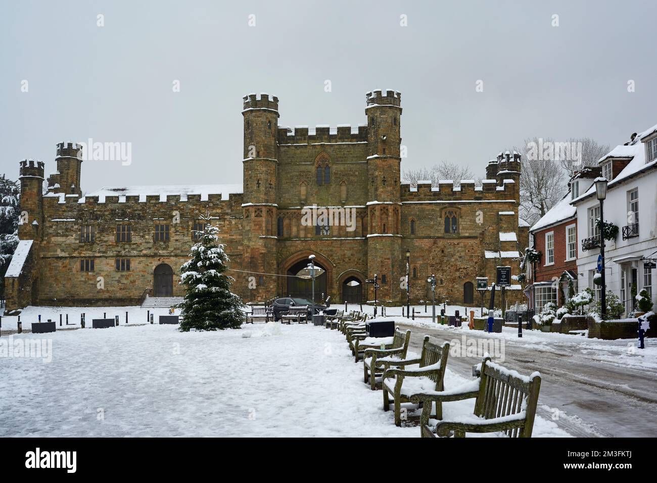 Battle Abbey und Abbey Green, Battle, East Sussex, Südostengland, unter Schnee im Dezember 2022 Stockfoto