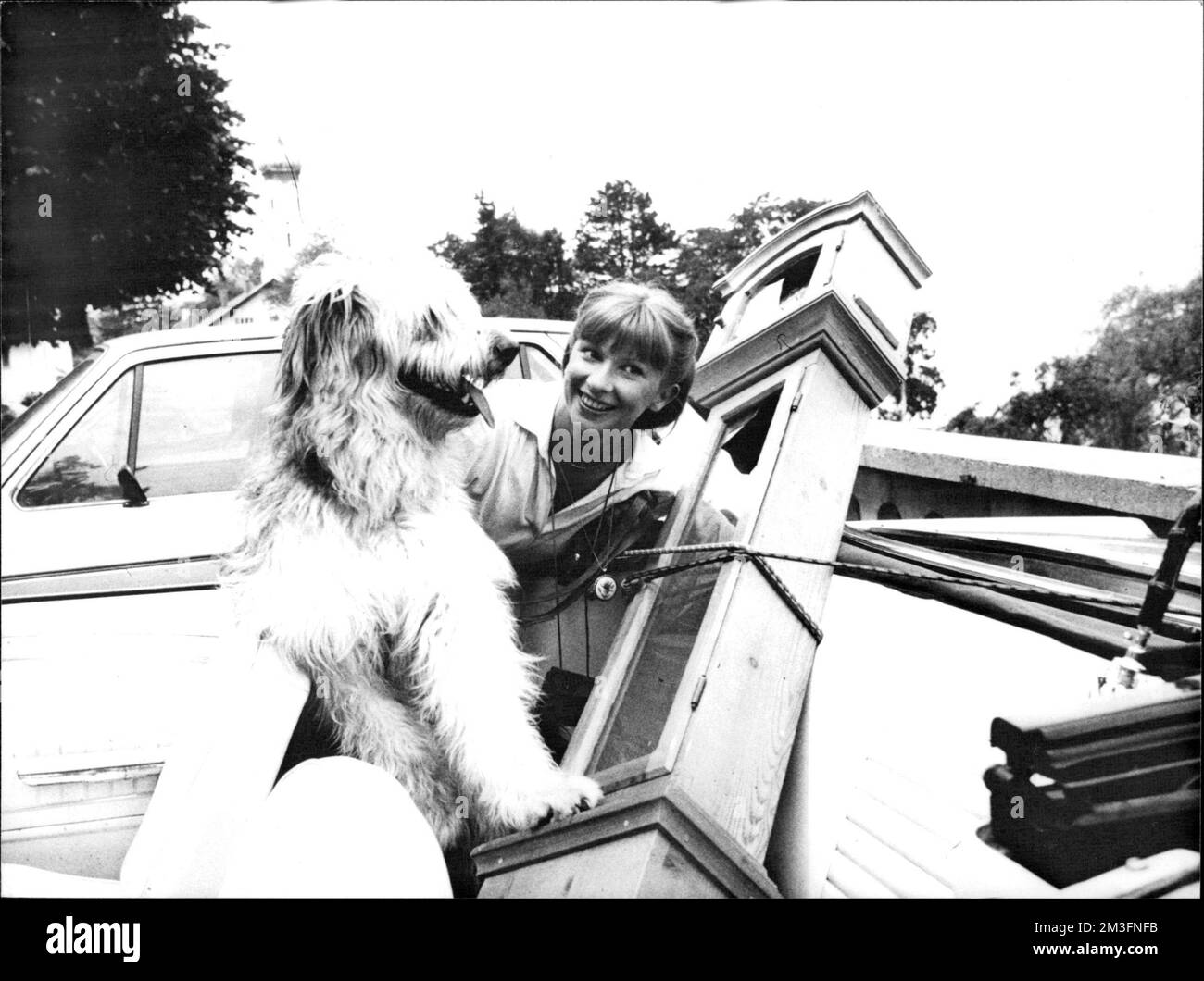 Mal raus aus dem Alltag: Ursula Monn hat durch den Hund Plumpsack viel Spaß. Stockfoto