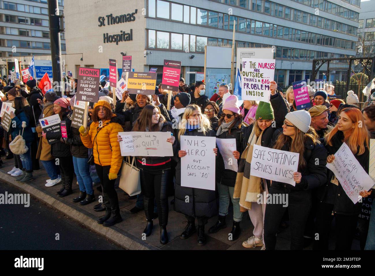 London, Großbritannien. 15.. Dezember 2022. Krankenschwestern und Pflegepersonal demonstrieren vor dem St. Thomas's Hospital in London. Zehntausende Krankenschwestern streiken seit einem Jahrhundert für ihren ersten Massengang in England, Wales und Nordirland. Die Aktion, die darauf abzielte, einen Anstieg der Löhne über der Inflationsrate zu sichern, wurde nach den Gesprächen, die darauf abzielten, dies zu verhindern, in einer Sackgasse fortgesetzt. In Dutzenden von Krankenhäusern sind Streikposten aufgestellt und Tausende von NHS-Terminen und Operationen wurden abgesagt. Kredit: Mark Thomas/Alamy Live News Stockfoto