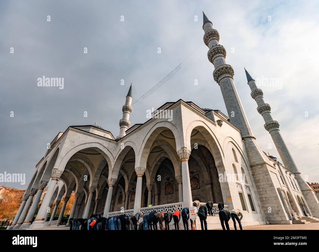 Ankara-Türkei, 09. Dezember 2022: Türkische muslime, die Namaz (Gebete) in der Melike Hatun Camii i Melike Hatun Moschee in Ulus, Ankara, vorführen. Diese Moschee Stockfoto