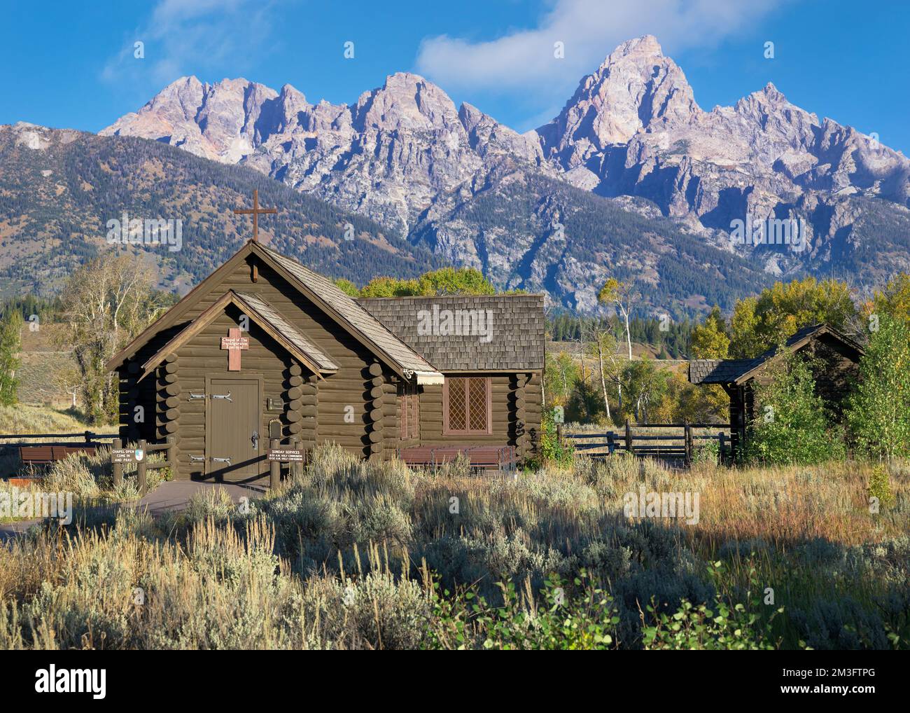 Außenansicht der Chapel of the Transfiguration im Grand Teton National Park in der Nähe von Moose, Wyoming Stockfoto