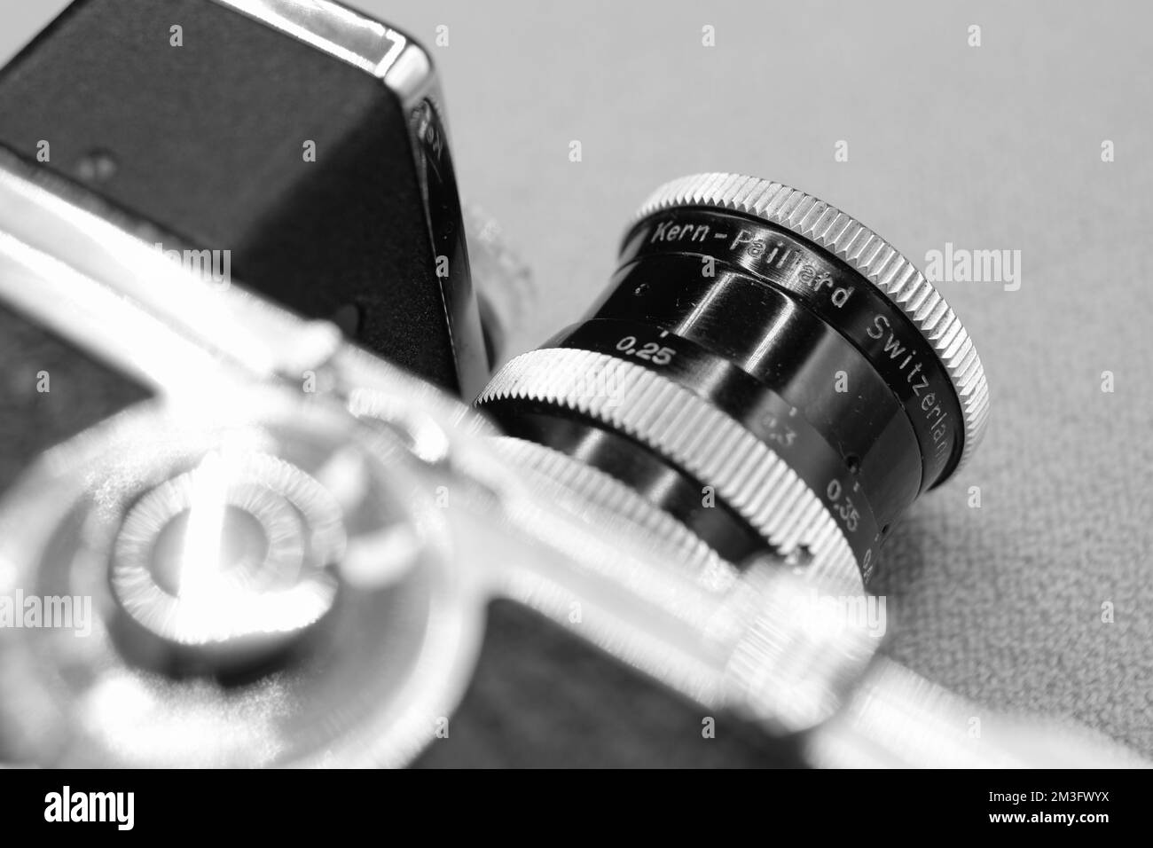 Eine Nahaufnahme der Bolex-Kamera 8mm auf weißem Hintergrund Stockfoto