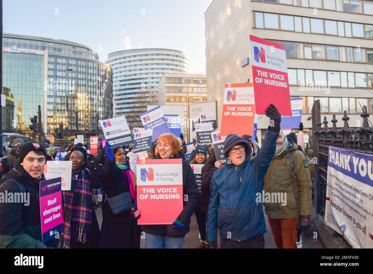 London, Großbritannien. 15.. Dezember 2022. Die Mitglieder des Royal College of Nursing halten während der Demonstration vor dem St. Thomas' Hospital Plakate mit der Aufschrift „RCN: The Voice of Nursing“, während der größte britische Krankenpflegestreik in der Geschichte beginnt. Tausende von Krankenschwestern streiken im ganzen Land wegen des Gehalts. (Foto: Vuk Valcic/SOPA Images/Sipa USA) Guthaben: SIPA USA/Alamy Live News Stockfoto