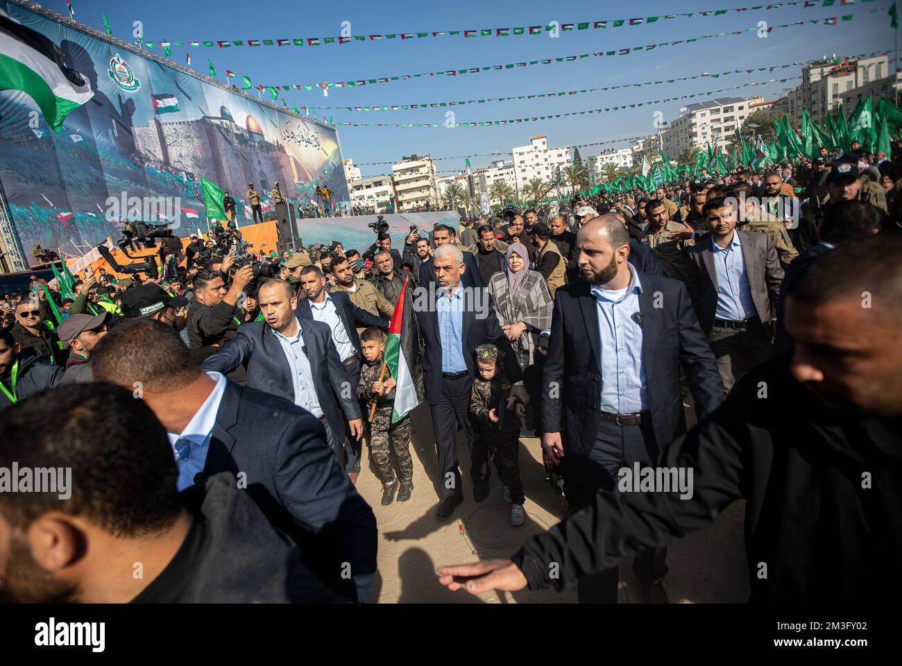 Gaza, Palästina. 14.. Dezember 2022. Der palästinensische Hamas-Führer Yahya Sinwar nimmt an einer Feier anlässlich des 35.. Jahrestags der Gründung der Hamas in Gaza-Stadt Teil. (Foto: Yousef Masoud/SOPA Images/Sipa USA) Guthaben: SIPA USA/Alamy Live News Stockfoto