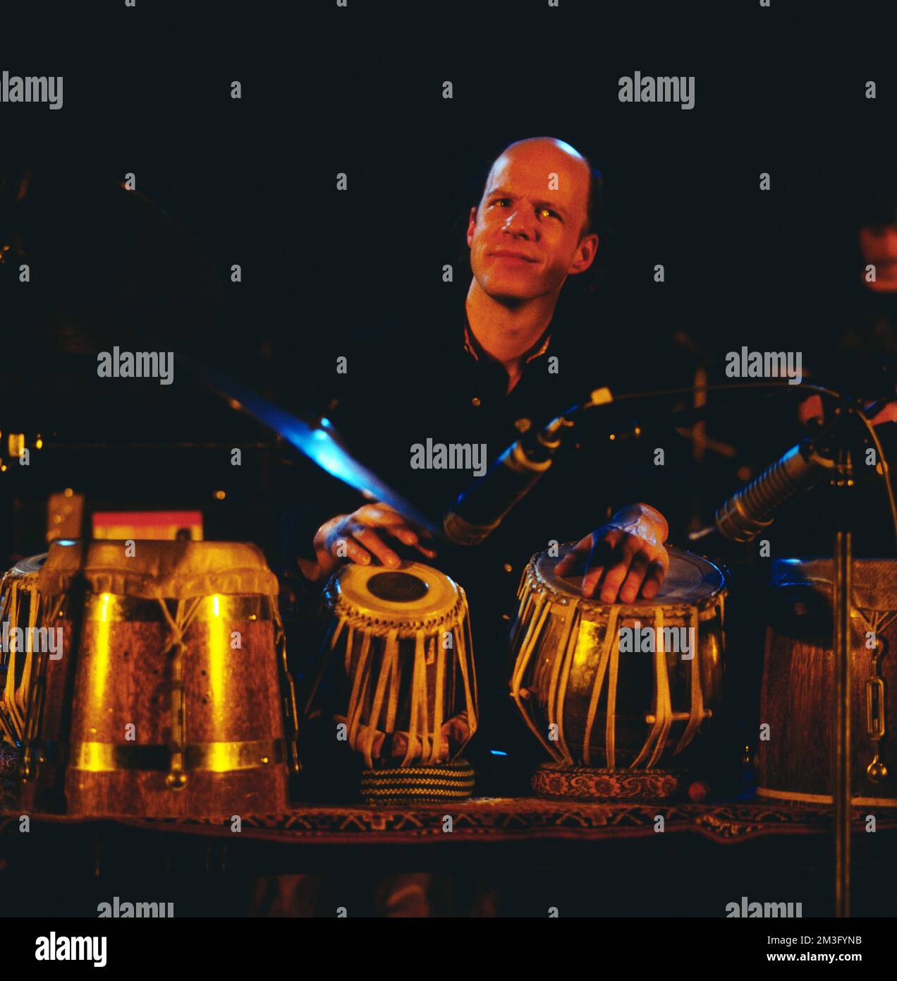 Jazz Fest Berlin, Philharmonie, Deutschland, 1980, Collin Walcott, Amerikanischer Perkussionist, Sitar- und Tabla-Spieler, Ethno-Jazz Pionier, Auftritt mit der Band Oregon. Collin Walcott, American Ethno Jazz Musiker, Perkussionist, Sitar und Tabla-Spieler, Aufführung mit der Band Oregon. Stockfoto