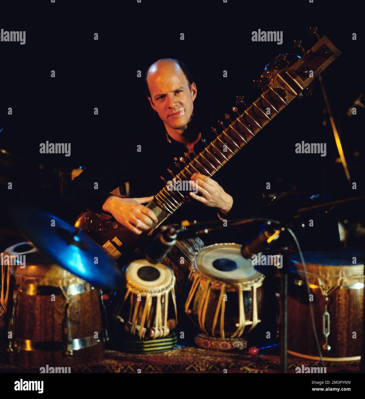 Jazz Fest Berlin, Philharmonie, Deutschland, 1980, Collin Walcott, Amerikanischer Perkussionist, Sitar- und Tabla-Spieler, Ethno-Jazz Pionier, Auftritt mit der Band Oregon. Collin Walcott, American Ethno Jazz Musiker, Perkussionist, Sitar und Tabla-Spieler, Aufführung mit der Band Oregon. Stockfoto