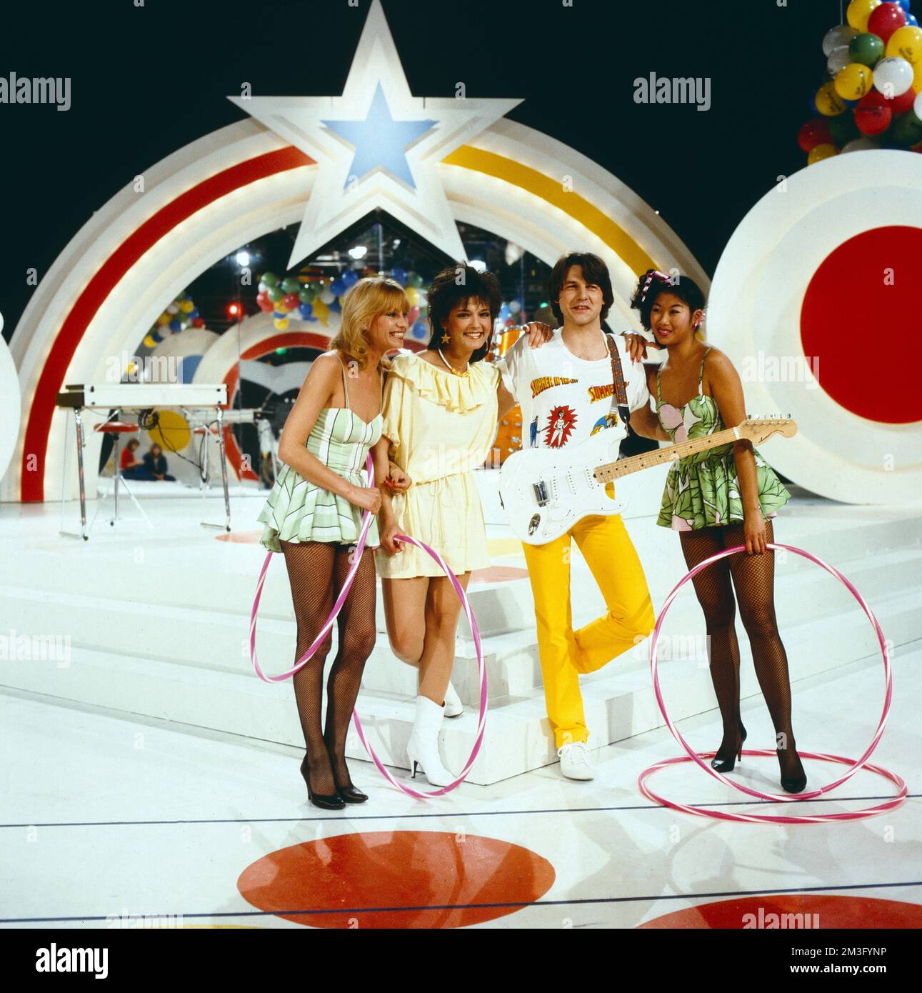 The Peppermints, Pop Group aus den Niederlanden, TV-Auftritt mit dem Song: Pfeffermint Hula Hoop, Deutschland, 1983. Peppermints, holländische Popgruppe, TV-Aufführung mit dem Song: Pfefferminz Hula Hoop, Deutschland, 1983. Stockfoto