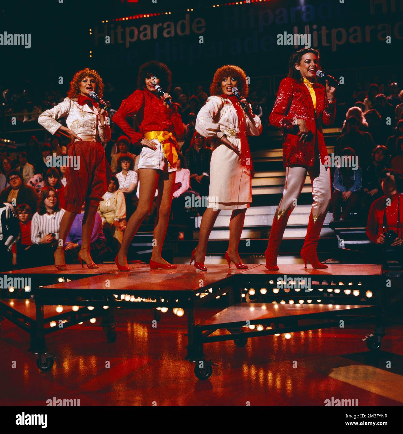Hitparade, ZDF Musiksendung, Deutschland, 1981, Auftritt: The Hornettes, deutsche Pop Musik Gesangsgruppe. Hitparade, TV-Musikshow, Deutschland, 1981, Aufführung der Hornettes, deutsche Popmusik-Gesangsgruppe. Stockfoto
