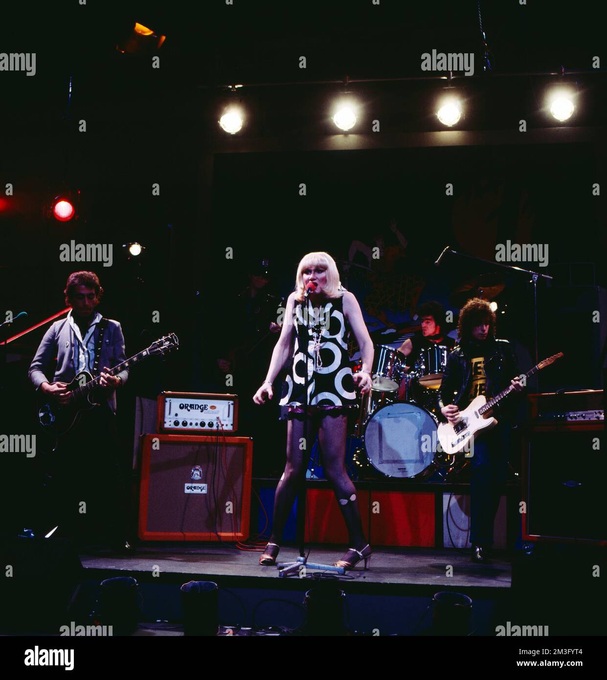 Wayne County, auch Jayne County, amerikanische Sängerin, mit der Punk und Glamrock Band Wayne County und Electric Stables, TV-Auftritt in Deutschland, 1979. Amerikanischer Sänger Wayne County alias Jayne County mit der Punk and Glam Rockband Wayne County & Electric Sessels Band. Stockfoto