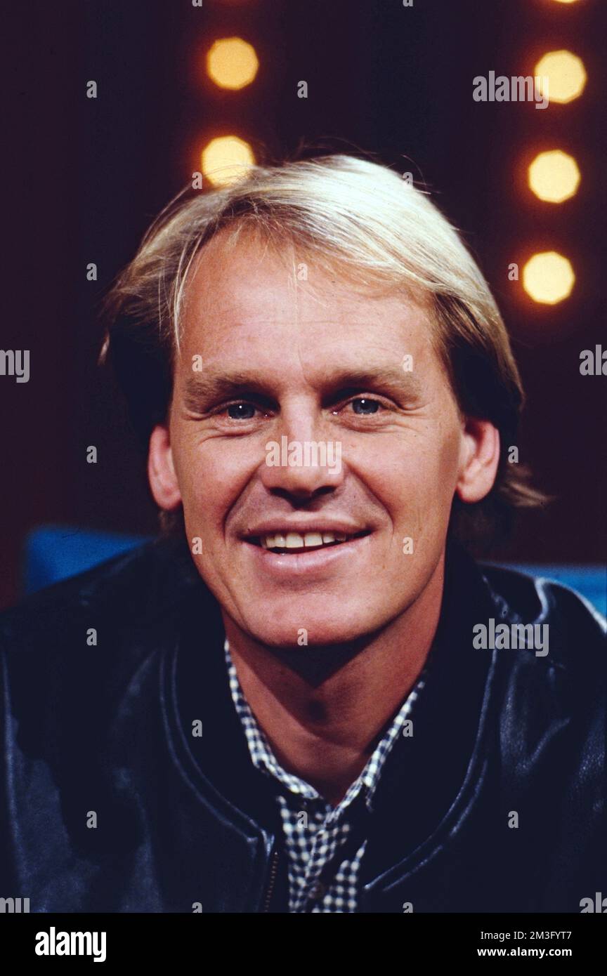 Markus Wasmeier, ehemaliger deutscher Skirennläufer in Abfahrt, Super-G, Riesenslalom, Gold-Medaillengewinner 1994 bei der Winter-Olympiade in Lillehammer, Ski-Experte bei der ARD, Portrait, Deutschland, 1995. Markus Wasmeier, ehemaliger deutscher Skirennfahrer im Abfahrtsort, super-G, riesiger Slalom, Goldmedaillengewinner bei den Olympischen Winterspielen 1994 in Lillehammer, Skiexperte für ARD-Fernsehen, Porträt, Deutschland, 1995. Stockfoto