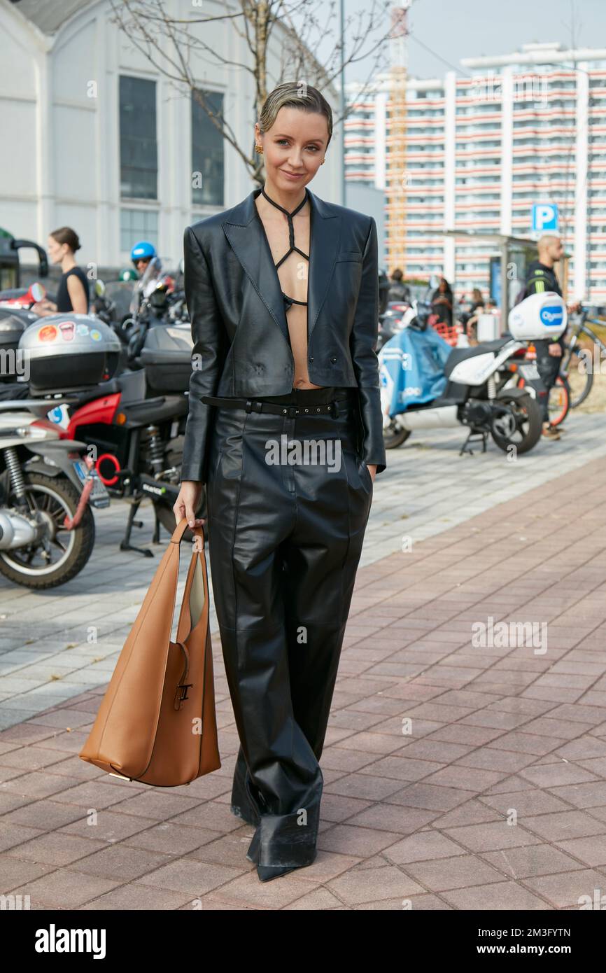 MAILAND, ITALIEN - 23. SEPTEMBER 2022: Nataly Osmann vor Tods Modenschau, Mailand Fashion Week Street Style Stockfoto