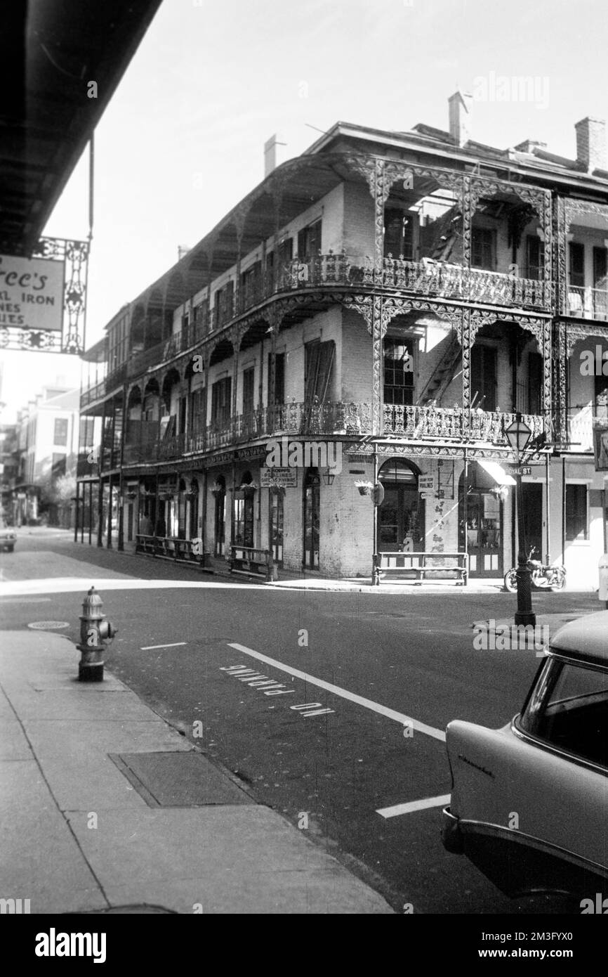 Die Royal Street Ecke St. Peter Street im French Quarter in New Orleans, Louisina, 1963. Royal Street an der Ecke St. Peter Street im French Quarter von New Orleans, Louisiana, 1963. Stockfoto