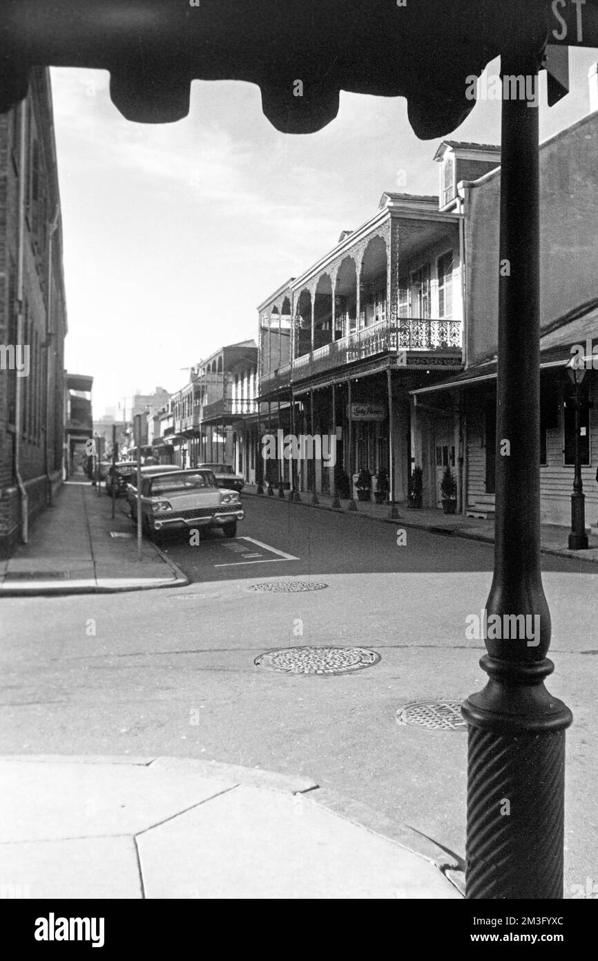 Die Royal Street Ecke St. Peter Street im French Quarter in New Orleans, Louisina, 1963. Royal Street an der Ecke St. Peter Street im French Quarter von New Orleans, Louisiana, 1963. Stockfoto