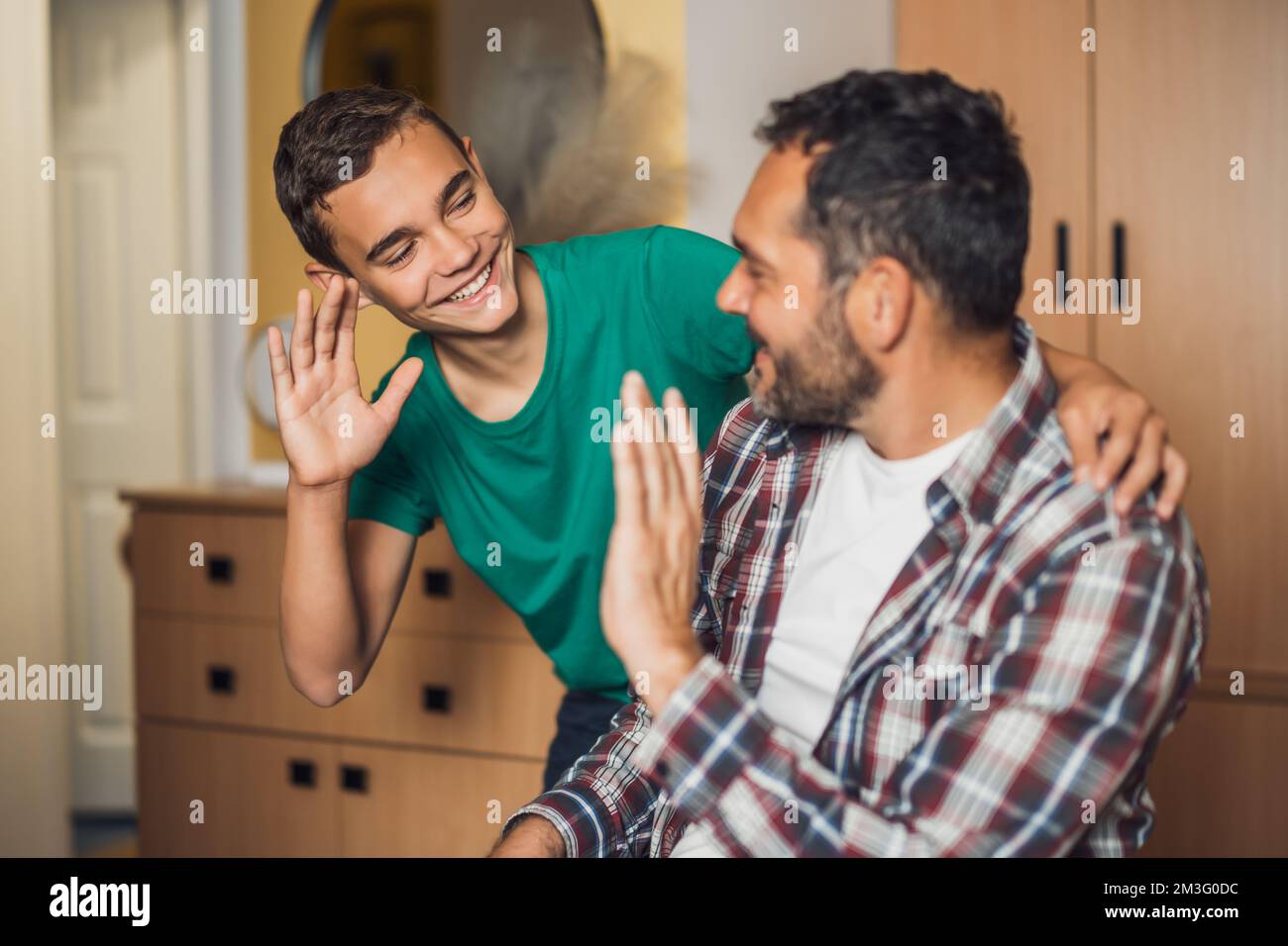 Porträt von glücklichem Vater und Sohn zu Hause. Stockfoto