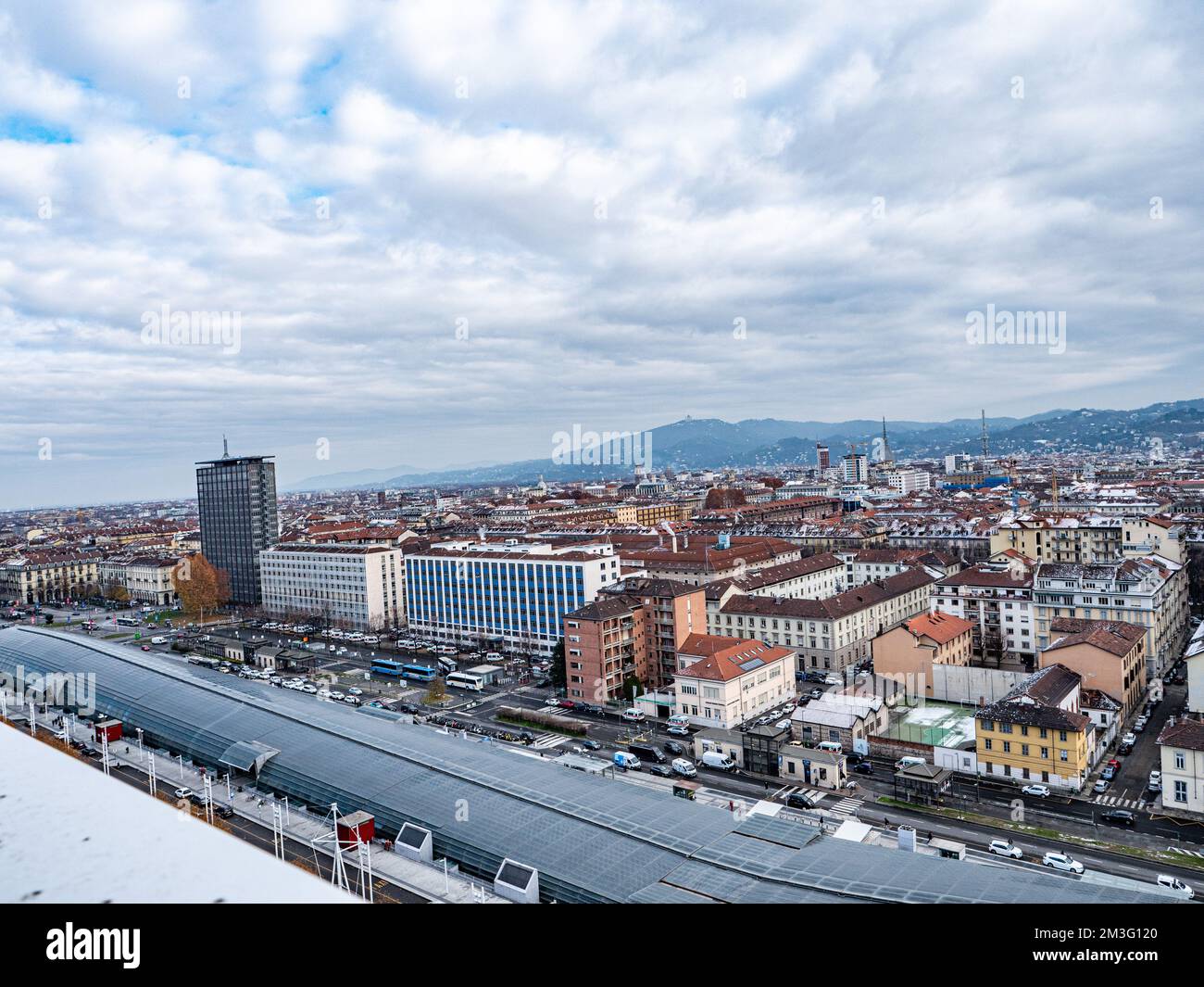 Skyline von Turin, Italien, im Winter. Der Berg hinten und die Mole Antonelliana, Piazza Castello, Porta Susa Station, Turiner Hof und das Stadtzentrum Stockfoto