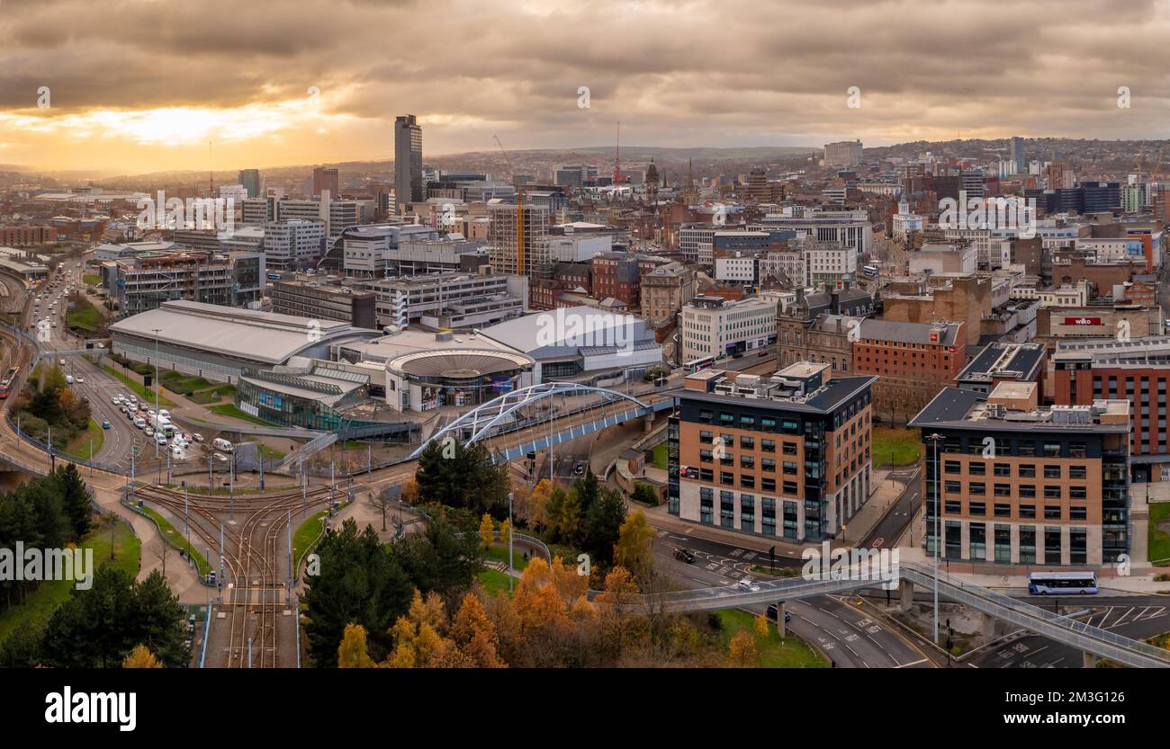 SHEFFIELD, GROSSBRITANNIEN - 6. DEZEMBER 2022. Ein Panoramablick über das Stadtzentrum von Sheffield mit Ponds Forge International Sports Centre und Swimmingpool Stockfoto