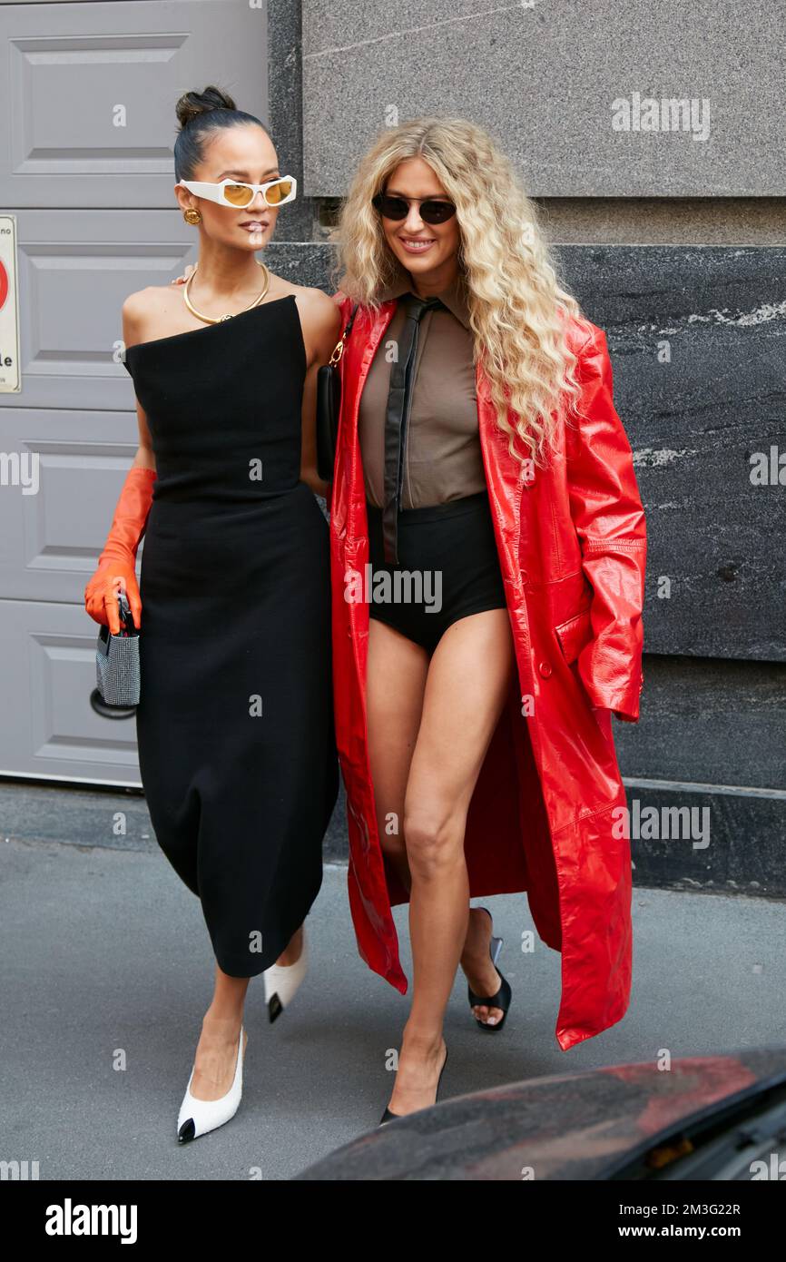 MAILAND, ITALIEN - 23. SEPTEMBER 2022: Woman und Emili Sindlev mit rotem Trenchcoat vor der Sportmax-Modenschau, Mailand Fashion Week Street Style Stockfoto