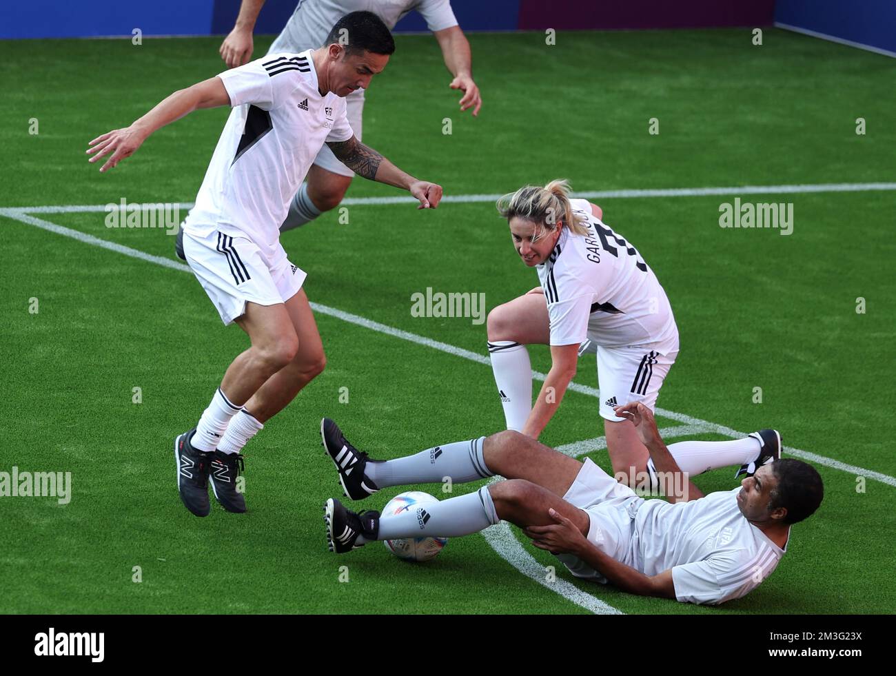 Doha, Katar. 15.. Dezember 2022. Australiens Legende Timothy Filiga Cahill (L) tritt am 15. Dezember 2022 beim FIFA Legends Cup im Khalifa International Tennis & Squash Complex in Doha, Katar, an. Kredit: Jia Haocheng/Xinhua/Alamy Live News Stockfoto