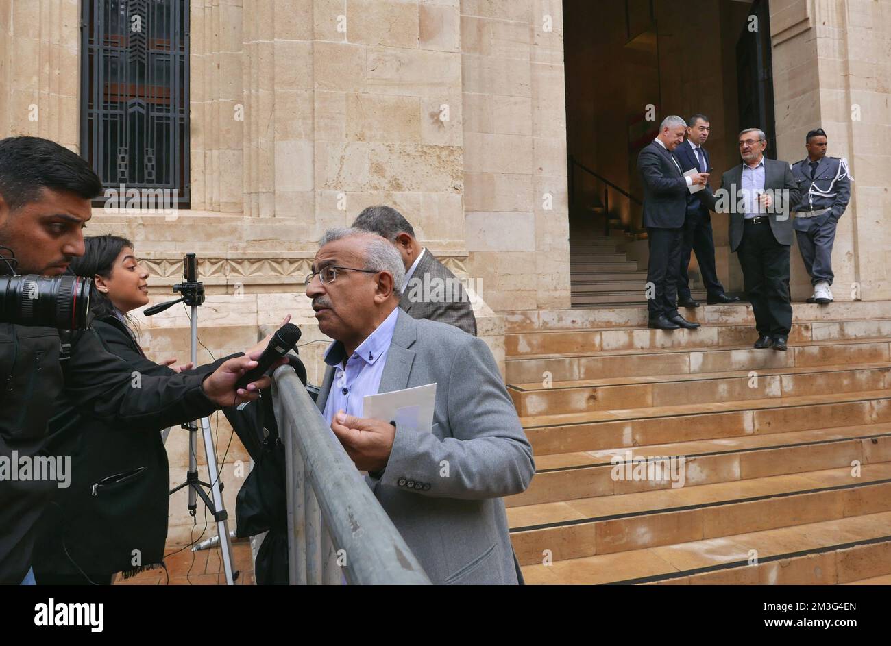 Presseinterview ein Stellvertreter außerhalb des Parlamentsgebäudes nach der zehnten Parlamentssitzung, um den neuen Präsidenten der Libanesischen Republik, Beirut, Libanon, im Dezember 15 2022 zu wählen. Die 109 Abgeordneten, die heute abgestimmt haben, haben es nicht geschafft, einen neuen Präsidenten zu wählen, da 38 Moawad ihre Stimme gegeben haben, 37 leere Wahlzettel abgegeben, 8 für Issam Khalifeh, 6 für "Neuer Libanon", 2 für Ziad Baroud, 2 für Salah Hneen, einer für Shafiq Merhi, Einer für Milad Abou Muhleb, 9 für "Pakt", 2 für "Kompatibilität" und 3 Wahlzettel wurden annulliert.um gewählt zu werden, muss der libanesische Präsident in der ersten Runde 86 Stimmen erhalten. Raus Stockfoto