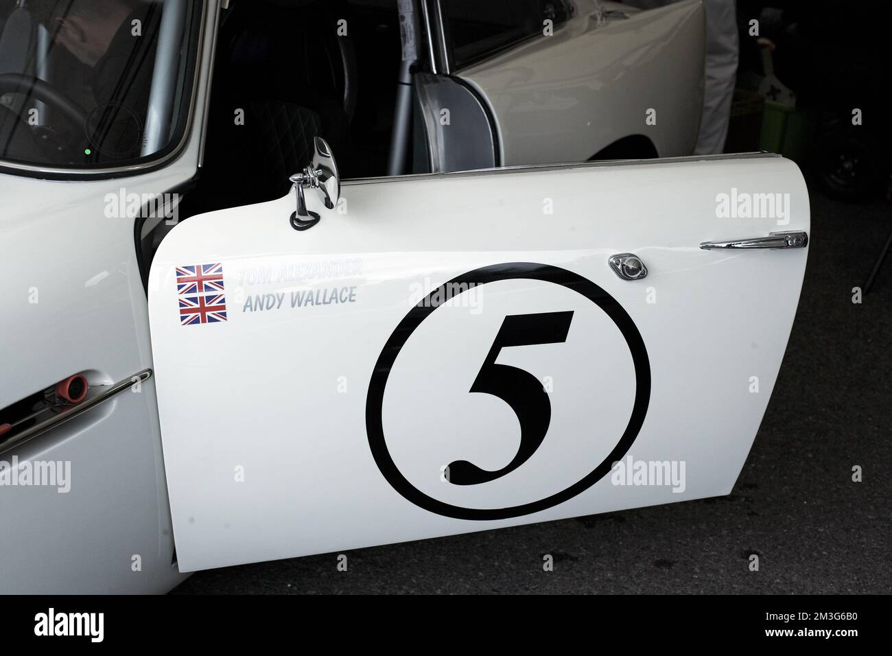 Tür des Rennwagens von Andy Wallace Rennwagenfahrer, Goodwood Revival, Großbritannien Stockfoto