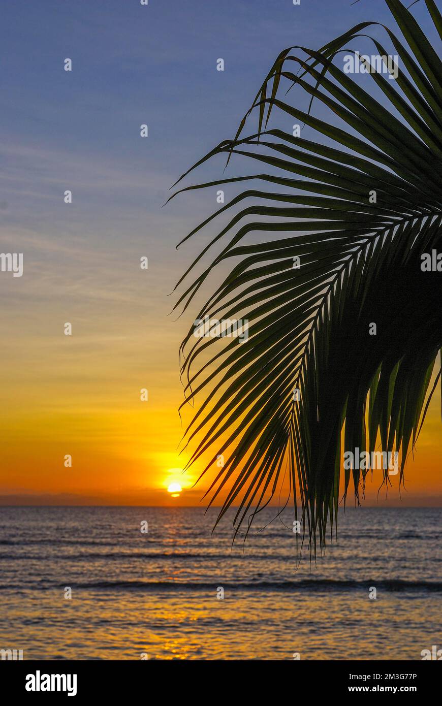 Sonnenuntergang an der Küste der Insel Ile Sainte Marie, Madagaskar, Indischer Ozean Stockfoto