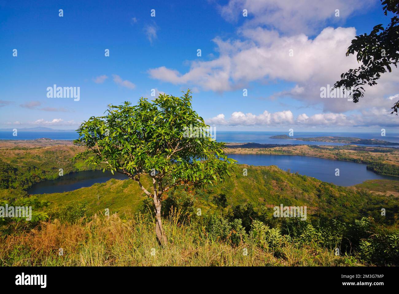 Überblicken Sie die Kraterseen auf der Insel Nosy Be, Madagaskar, Indischer Ozean Stockfoto