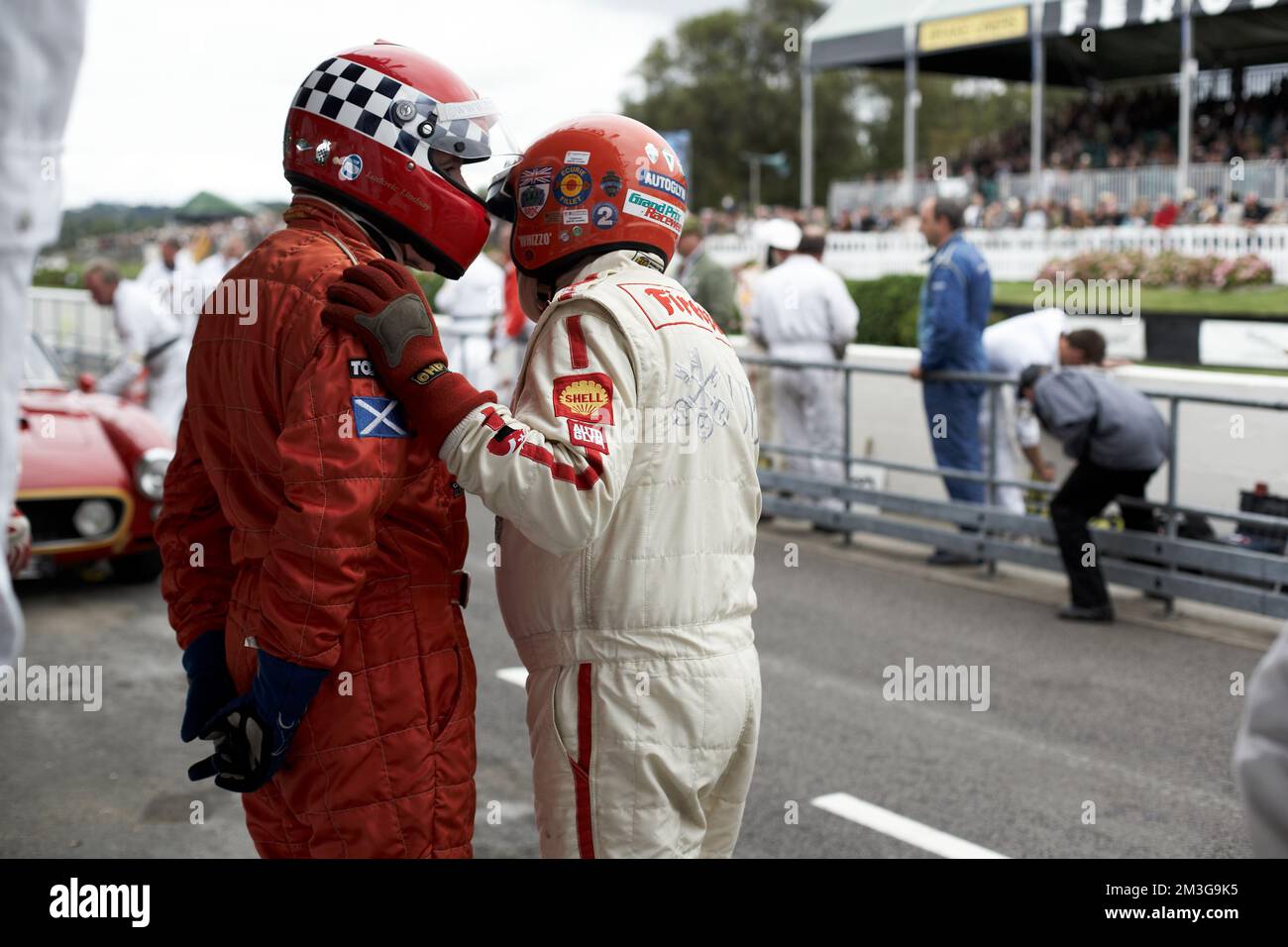 West Sussex, England : zwei Rennfahrer in der Koppel des Goodwood Revival . Stockfoto