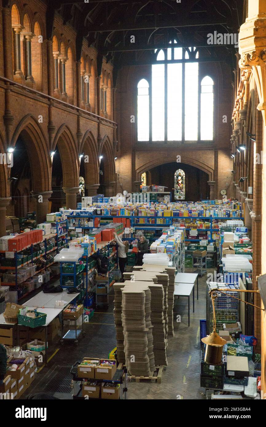 London, Vereinigtes Königreich, 15. Dezember 2022: A Trussell Trust Food Bank Warehouse in St Margaret The Queen Church in Streatham, South London. Die Spenden gehen schnell ein, und zusätzliche Freiwillige helfen bei der Eile, sowohl Grundnahrungsmittel als auch einige Weihnachtsgeschenke an lokale Familien zu bekommen, da viele Menschen aufgrund steigender Preise und der Krise der Lebenshaltungskosten Probleme haben, sich selbst zu ernähren und warm zu halten. Anna Watson/Alamy Live News Stockfoto