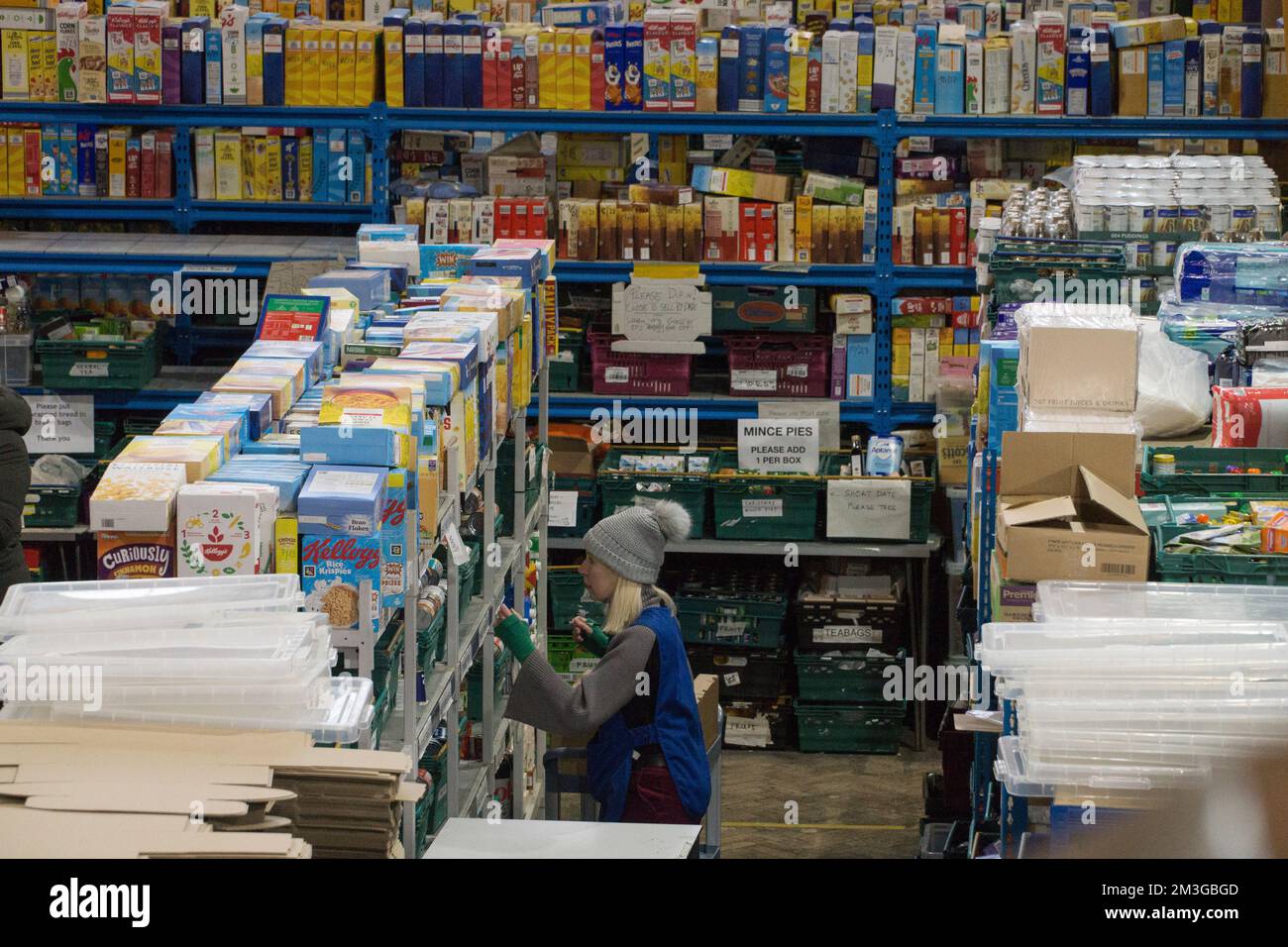 London, Vereinigtes Königreich, 15. Dezember 2022: A Trussell Trust Food Bank Warehouse in St Margaret The Queen Church in Streatham, South London. Die Spenden gehen schnell ein, und zusätzliche Freiwillige helfen bei der Eile, sowohl Grundnahrungsmittel als auch einige Weihnachtsgeschenke an lokale Familien zu bekommen, da viele Menschen aufgrund steigender Preise und der Krise der Lebenshaltungskosten Probleme haben, sich selbst zu ernähren und warm zu halten. Anna Watson/Alamy Live News Stockfoto