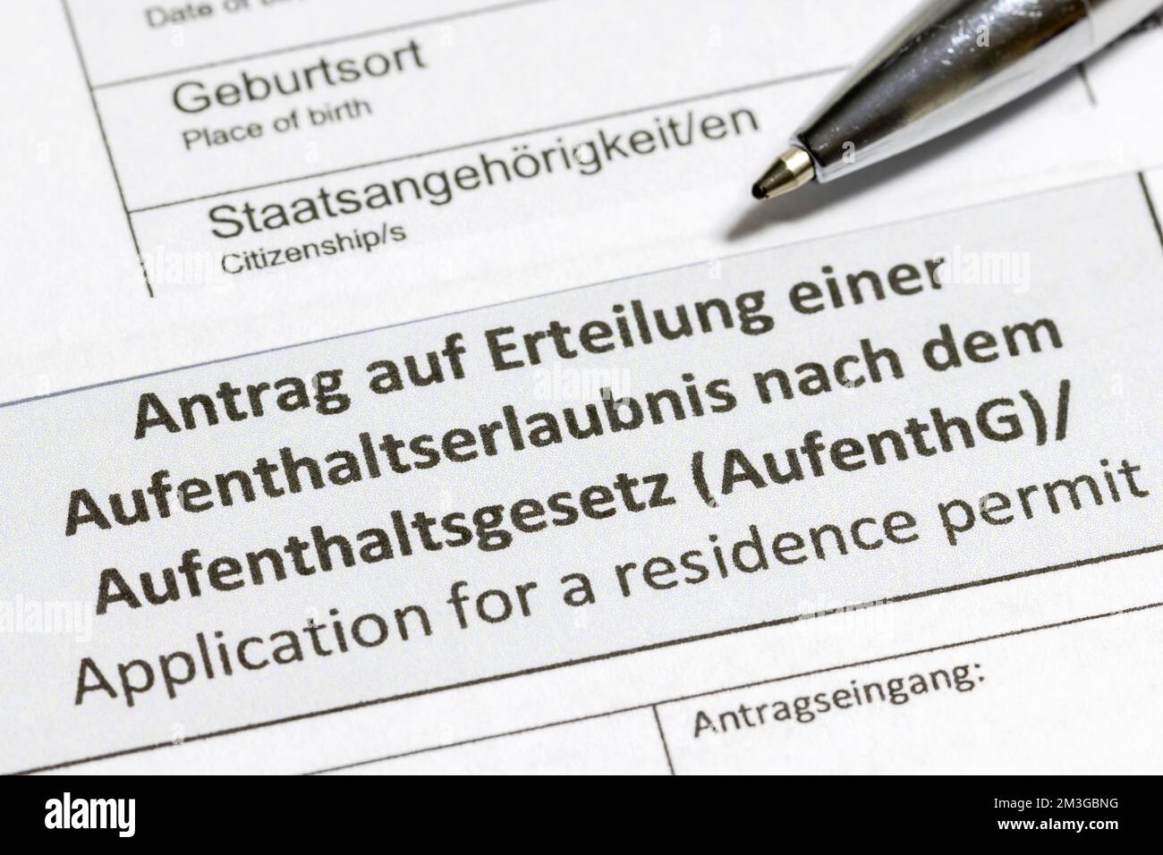 Kosten Verlängerung Aufenthaltstitel Mindelheim Antrag auf Aufenthaltstitel, Formular, Biros Stockfotografie - Alamy