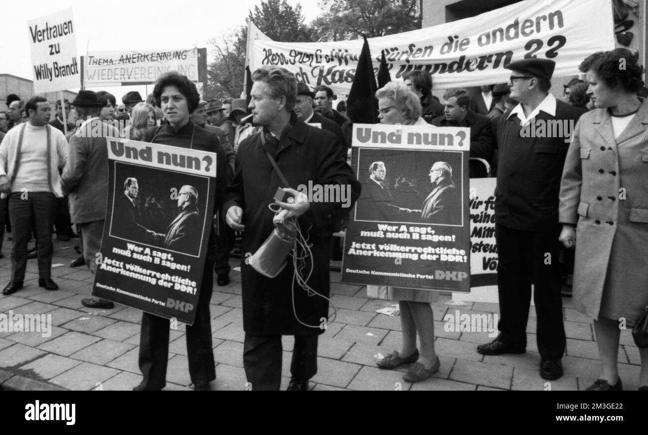 Das 2.. Treffen von Bundeskanzler Willy Brandt mit dem DDR-Abgeordneten Willi Stoph am 21. Mai 1971 in Kassel wurde von zahlreichen Erklärungen für und begleitet Stockfoto