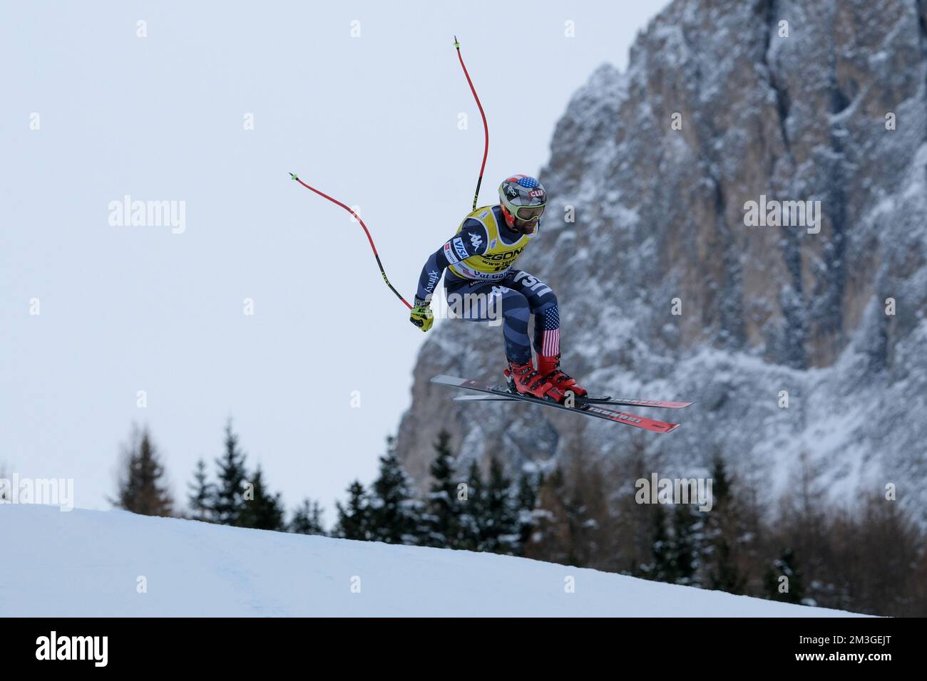 Travis Ganong (USA) während des Audi FIS Alpine Ski World Cup Men's Downhill Race am Saslong Slope am 15. Dezember 2022 Val Gardena, Bozen, Italien. Stockfoto