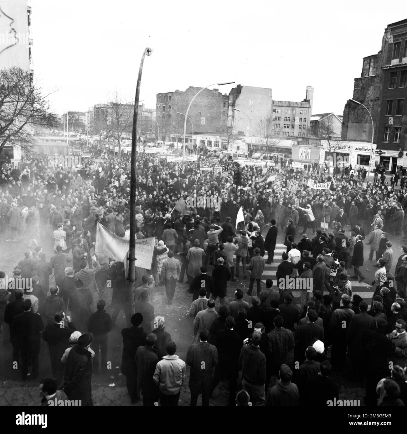 Der 1968. Internationale Vietnamkongress und die anschließende Demonstration durch Studenten der Technischen Universität Berlin und 44 weiterer Länder Stockfoto Der 1968. Internationale Vietnamkongress und die anschließende Demonstration durch Studenten der Technischen Universität Berlin und 44 weiterer Länder Stockfoto