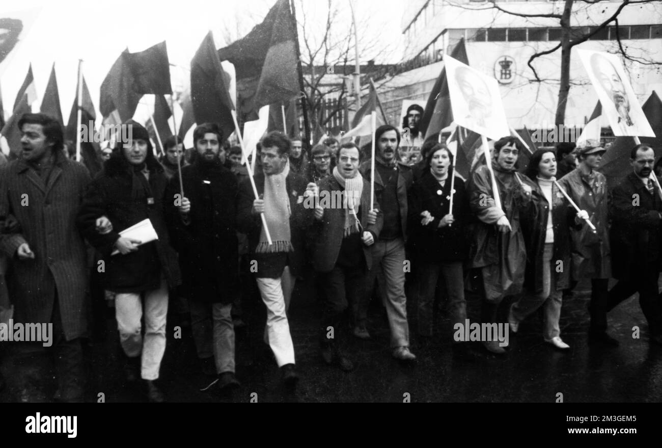 Der 1968. Internationale Vietnamkongress und die anschließende Demonstration durch Studenten der Technischen Universität Berlin und 44 weiterer Länder Stockfoto Der 1968. Internationale Vietnamkongress und die anschließende Demonstration durch Studenten der Technischen Universität Berlin und 44 weiterer Länder Stockfoto