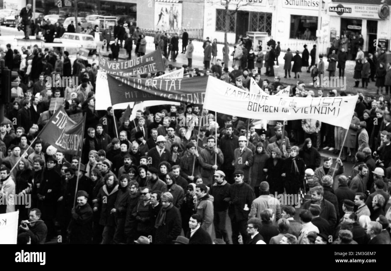 Der 1968. Internationale Vietnamkongress und die anschließende Demonstration durch Studenten der Technischen Universität Berlin und 44 weiterer Länder Stockfoto Der 1968. Internationale Vietnamkongress und die anschließende Demonstration durch Studenten der Technischen Universität Berlin und 44 weiterer Länder Stockfoto