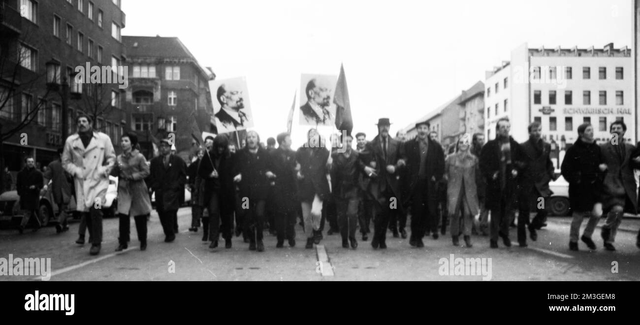 Der 1968. Internationale Vietnamkongress und die anschließende Demonstration durch Studenten der Technischen Universität Berlin und 44 weiterer Länder Stockfoto Der 1968. Internationale Vietnamkongress und die anschließende Demonstration durch Studenten der Technischen Universität Berlin und 44 weiterer Länder Stockfoto