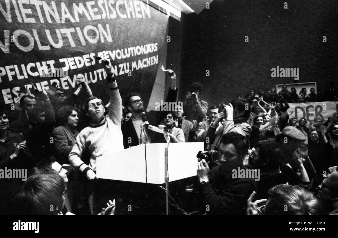 Der 1968. Internationale Vietnamkongress und die anschließende Demonstration durch Studenten der Technischen Universität Berlin und 44 weiterer Länder Stockfoto Der 1968. Internationale Vietnamkongress und die anschließende Demonstration durch Studenten der Technischen Universität Berlin und 44 weiterer Länder Stockfoto