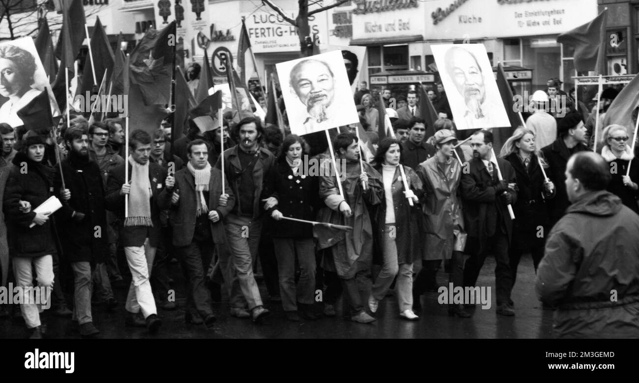 Der 1968. Internationale Vietnamkongress und die anschließende Demonstration durch Studenten der Technischen Universität Berlin und 44 weiterer Länder Stockfoto Der 1968. Internationale Vietnamkongress und die anschließende Demonstration durch Studenten der Technischen Universität Berlin und 44 weiterer Länder Stockfoto