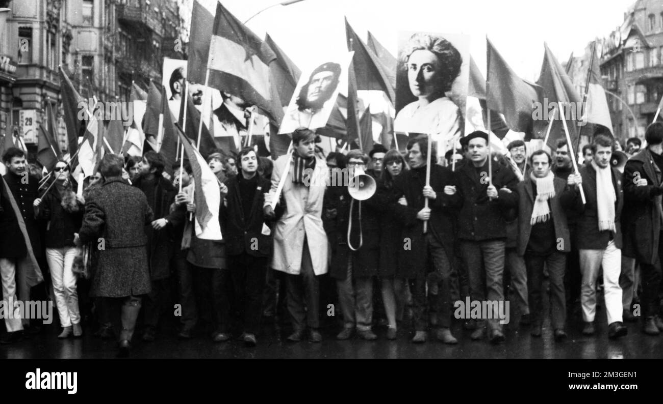 Der 1968. Internationale Vietnamkongress und die anschließende Demonstration durch Studenten der Technischen Universität Berlin und 44 weiterer Länder Stockfoto Der 1968. Internationale Vietnamkongress und die anschließende Demonstration durch Studenten der Technischen Universität Berlin und 44 weiterer Länder Stockfoto