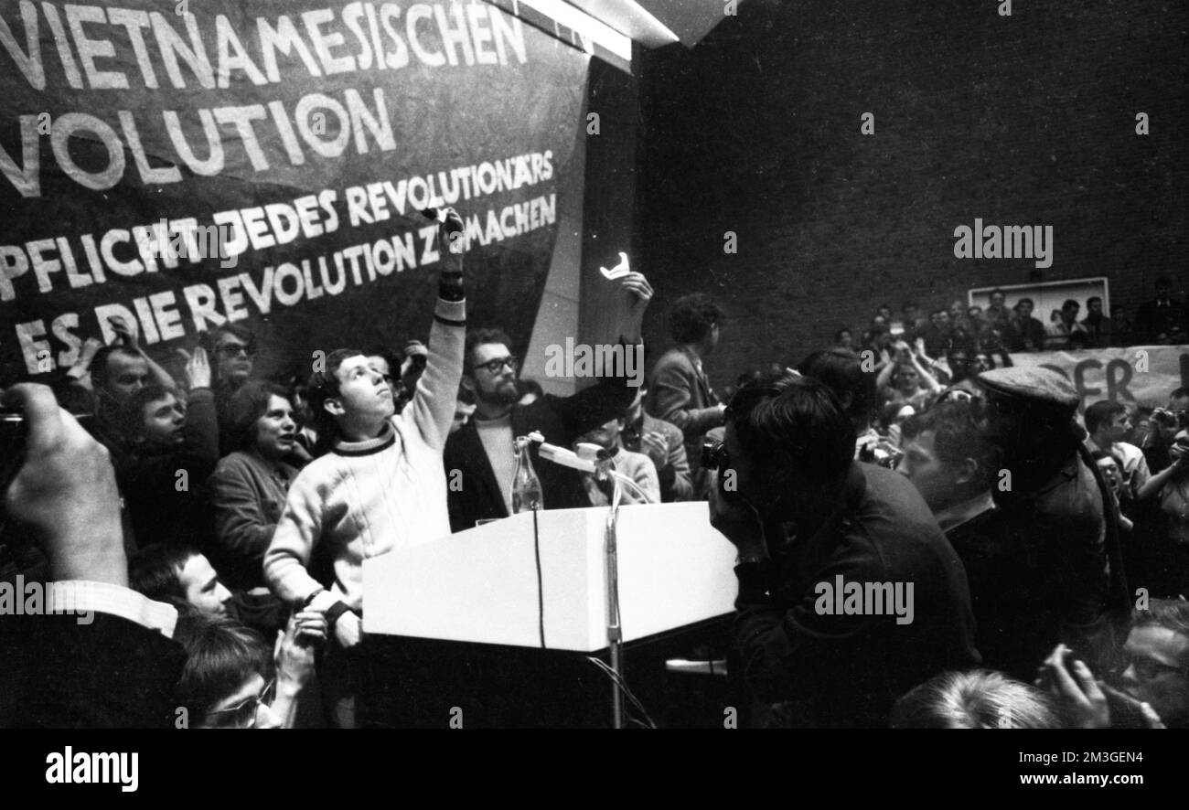 Der 1968. Internationale Vietnamkongress und die anschließende Demonstration durch Studenten der Technischen Universität Berlin und 44 weiterer Länder Stockfoto Der 1968. Internationale Vietnamkongress und die anschließende Demonstration durch Studenten der Technischen Universität Berlin und 44 weiterer Länder Stockfoto