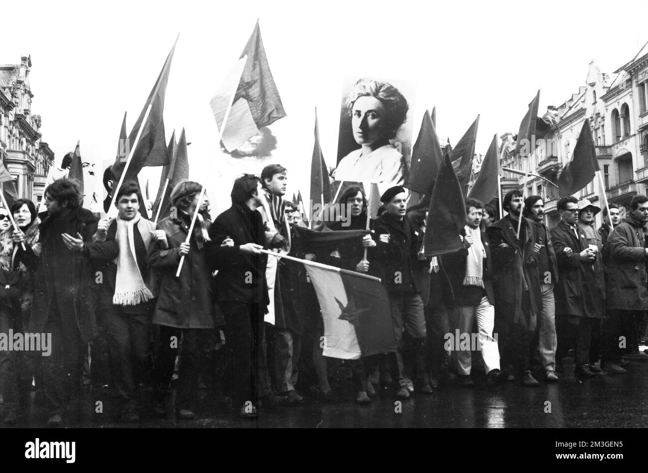 Der 1968. Internationale Vietnamkongress und die anschließende Demonstration durch Studenten der Technischen Universität Berlin und 44 weiterer Länder Stockfoto Der 1968. Internationale Vietnamkongress und die anschließende Demonstration durch Studenten der Technischen Universität Berlin und 44 weiterer Länder Stockfoto