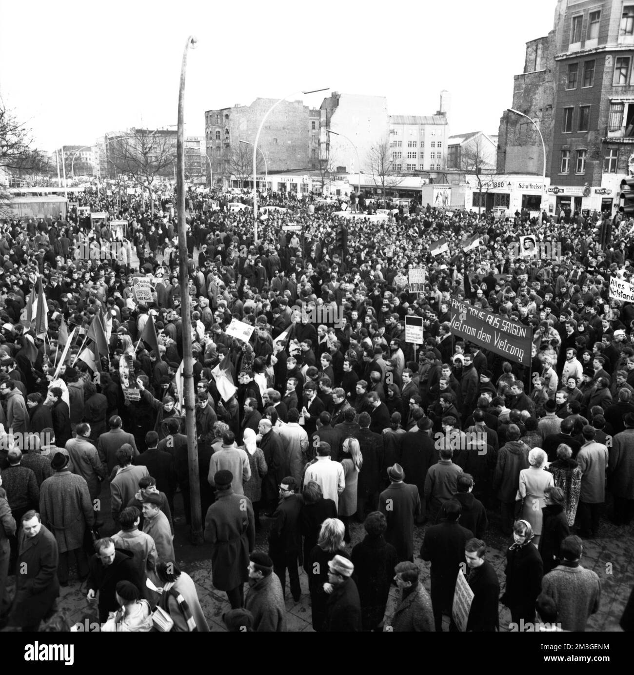 Der 1968. Internationale Vietnamkongress und die anschließende Demonstration durch Studenten der Technischen Universität Berlin und 44 weiterer Länder Stockfoto Der 1968. Internationale Vietnamkongress und die anschließende Demonstration durch Studenten der Technischen Universität Berlin und 44 weiterer Länder Stockfoto