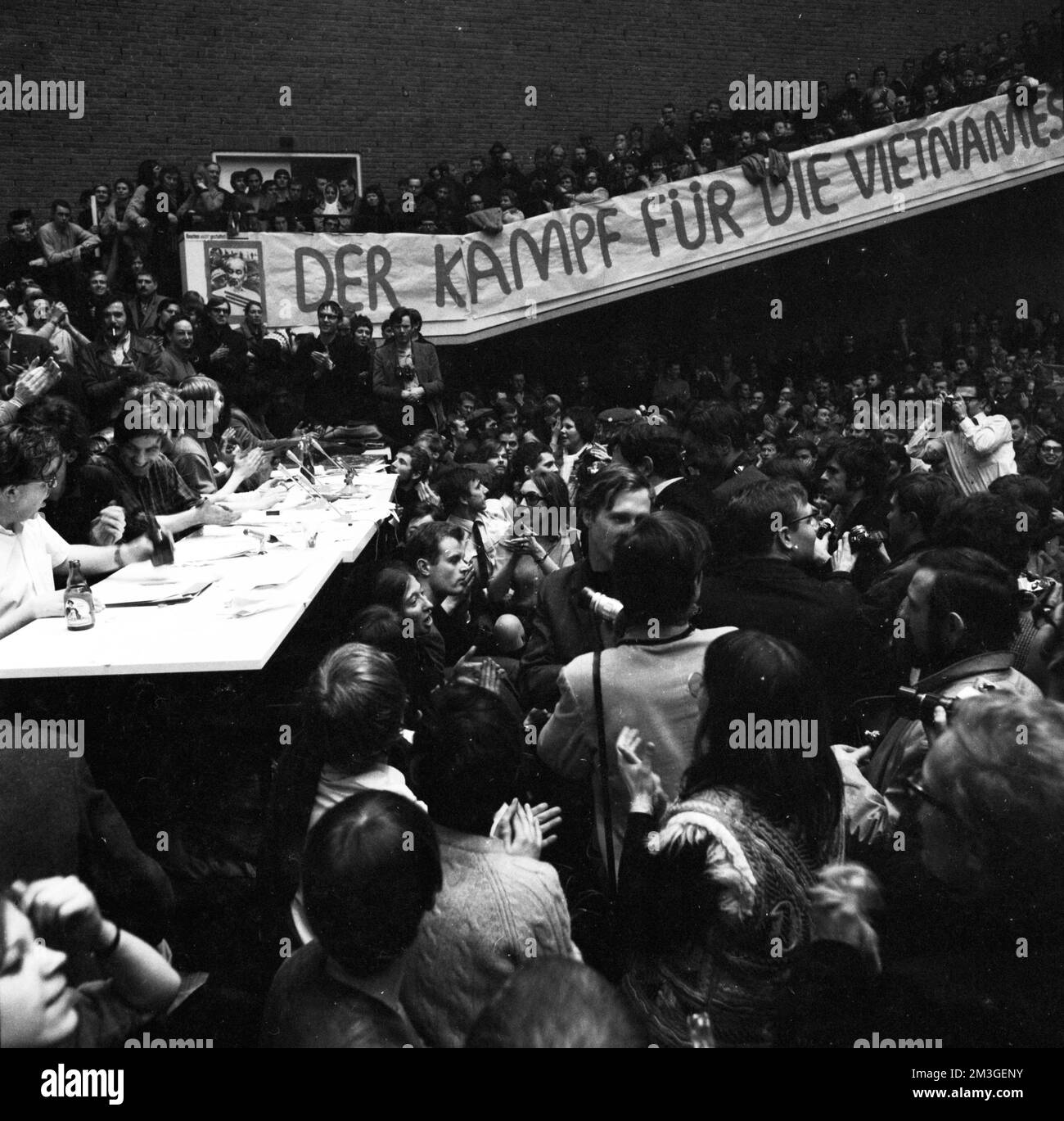 Der 1968. Internationale Vietnamkongress und die anschließende Demonstration durch Studenten der Technischen Universität Berlin und 44 weiterer Länder Stockfoto Der 1968. Internationale Vietnamkongress und die anschließende Demonstration durch Studenten der Technischen Universität Berlin und 44 weiterer Länder Stockfoto